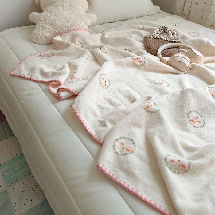 91家纺网 家纺一手货源 找家纺 萝莉家纺 2025新款四季多功能双面宝宝绒暖肤毯米粒绒毛毯 花环兔