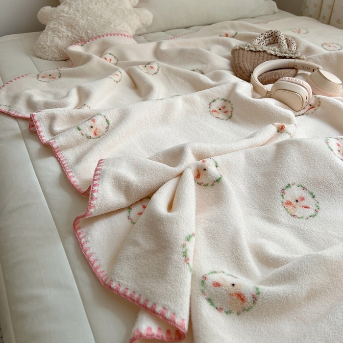 91家纺网 家纺一手货源 找家纺 萝莉家纺 2025新款四季多功能双面宝宝绒暖肤毯米粒绒毛毯 花环兔