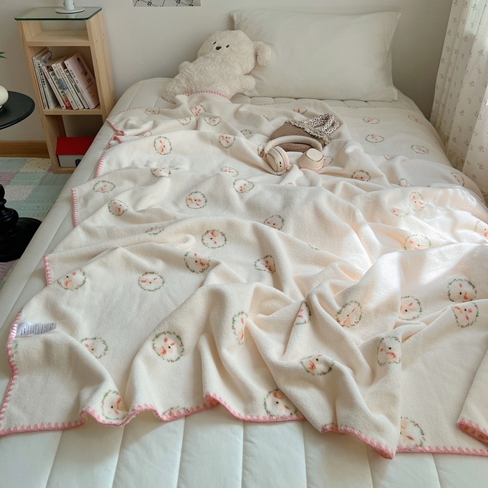 91家纺网 家纺一手货源 找家纺 萝莉家纺 2025新款四季多功能双面宝宝绒暖肤毯米粒绒毛毯 花环兔