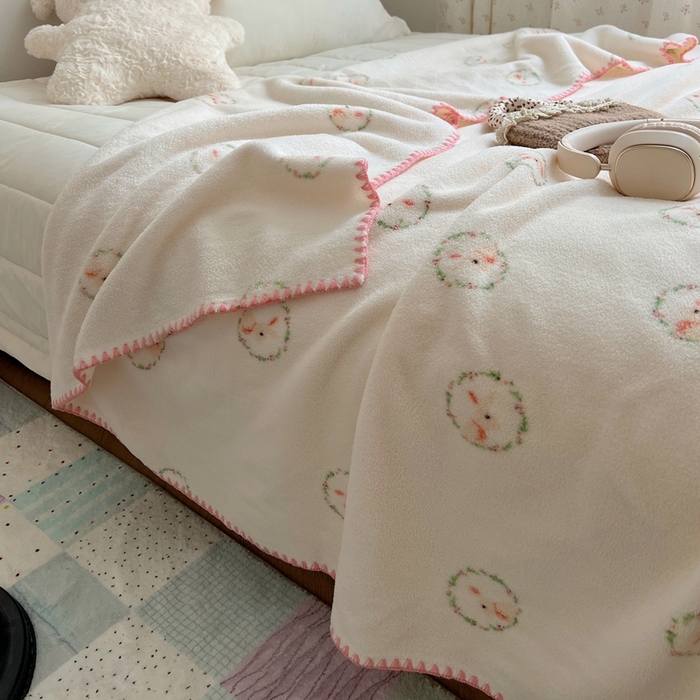 91家纺网 家纺一手货源 找家纺 萝莉家纺 2025新款四季多功能双面宝宝绒暖肤毯米粒绒毛毯 花环兔