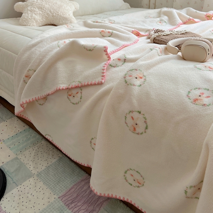 91家纺网 家纺一手货源 找家纺 萝莉家纺 2025新款四季多功能双面宝宝绒暖肤毯米粒绒毛毯 花环兔