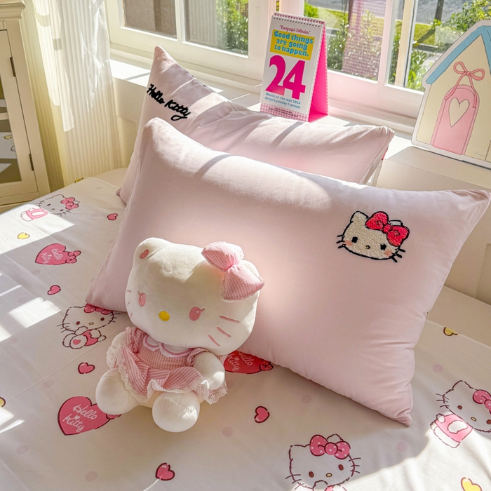 91家纺网 家纺一手货源 找家纺 艾特你 2025新款三丽鸥水洗云朵棉毛巾绣四件套-三丽鸥 甜心Kitty-粉