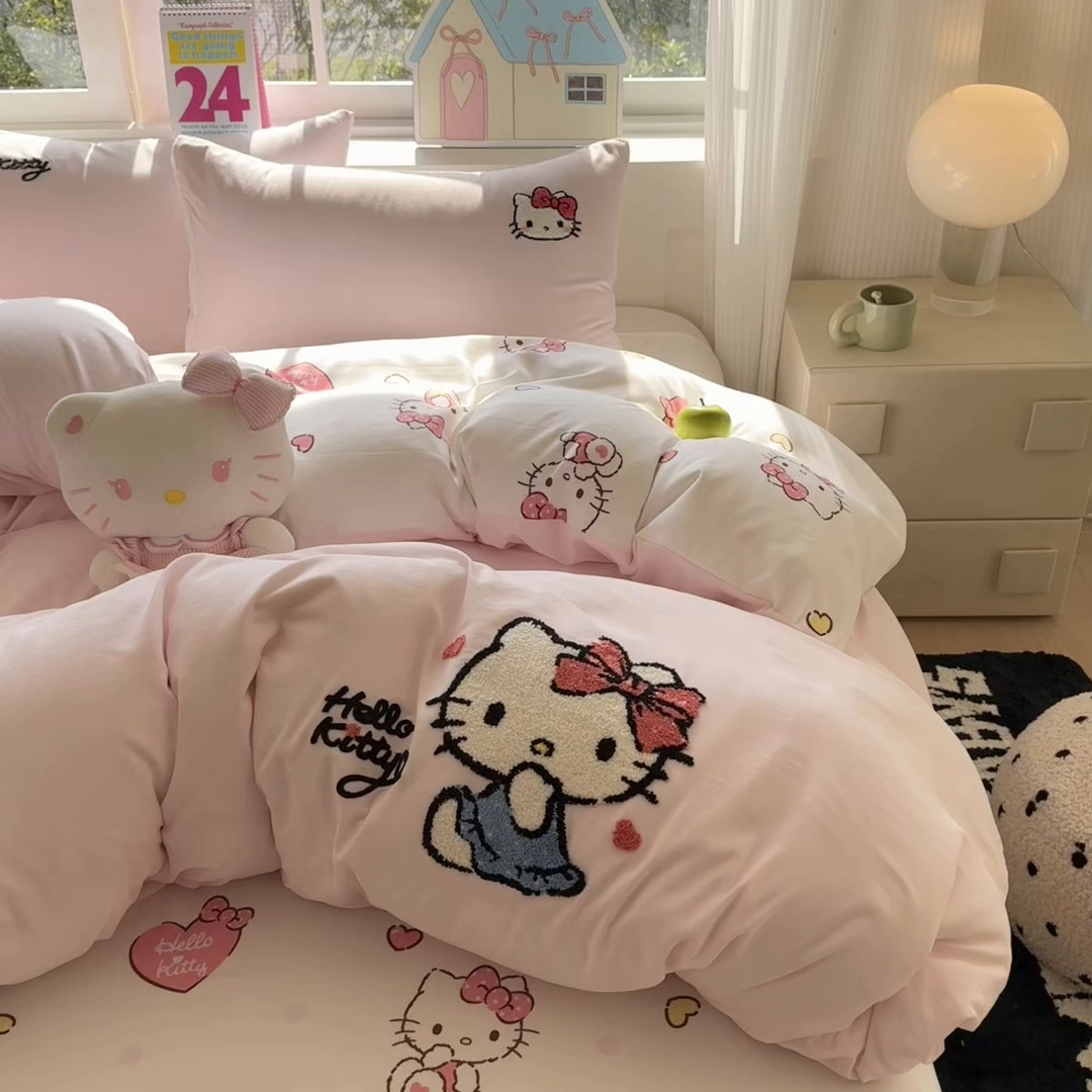 91家纺网 家纺一手货源 找家纺 艾特你 2025新款三丽鸥水洗云朵棉毛巾绣四件套-三丽鸥 甜心Kitty-粉