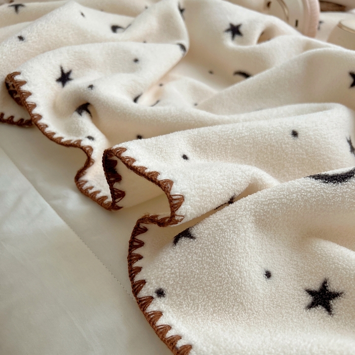 91家纺网 家纺一手货源 找家纺 萝莉家纺 2025新款四季多功能双面宝宝绒暖肤毯米粒绒毛毯 星星月亮