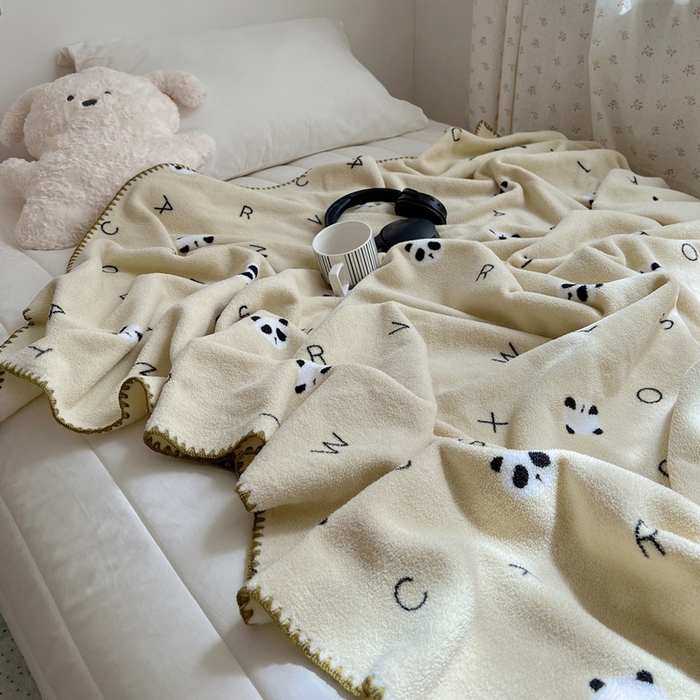 91家纺网 家纺一手货源 找家纺 萝莉家纺 2025新款四季多功能双面宝宝绒暖肤毯米粒绒毛毯 熊猫绿