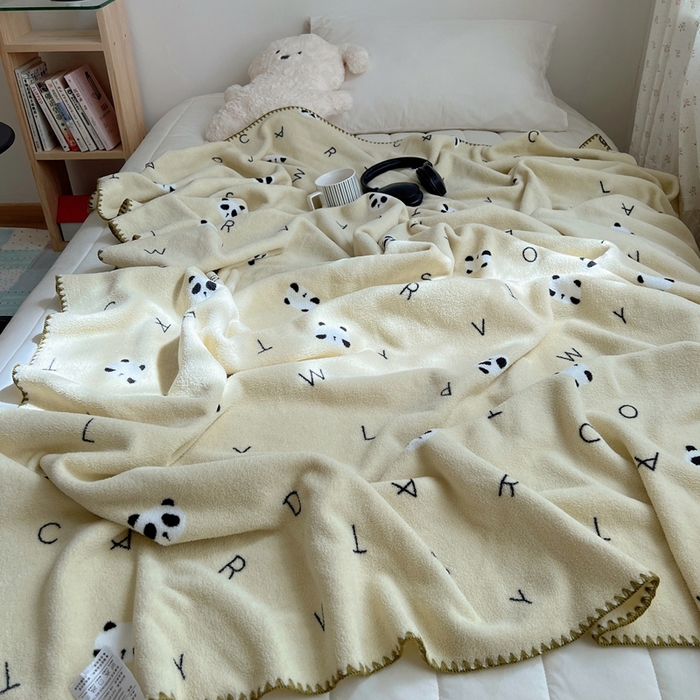 91家纺网 家纺一手货源 找家纺 萝莉家纺 2025新款四季多功能双面宝宝绒暖肤毯米粒绒毛毯 熊猫绿