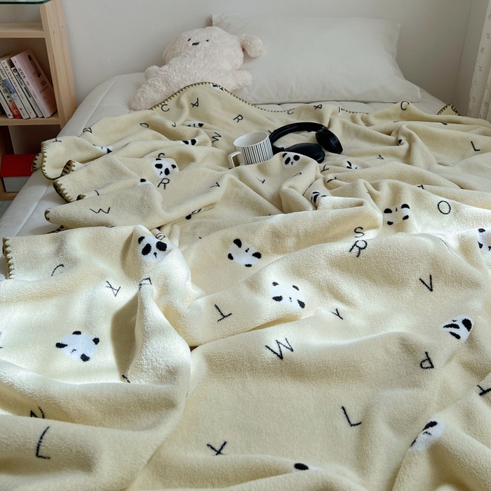 91家纺网 家纺一手货源 找家纺 萝莉家纺 2025新款四季多功能双面宝宝绒暖肤毯米粒绒毛毯 熊猫绿