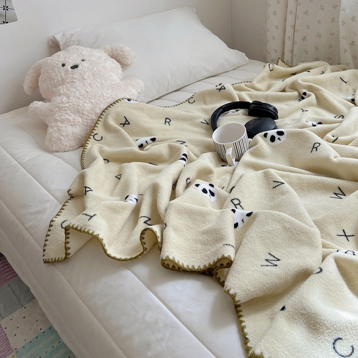 91家纺网 家纺一手货源 找家纺 萝莉家纺 2025新款四季多功能双面宝宝绒暖肤毯米粒绒毛毯 熊猫绿