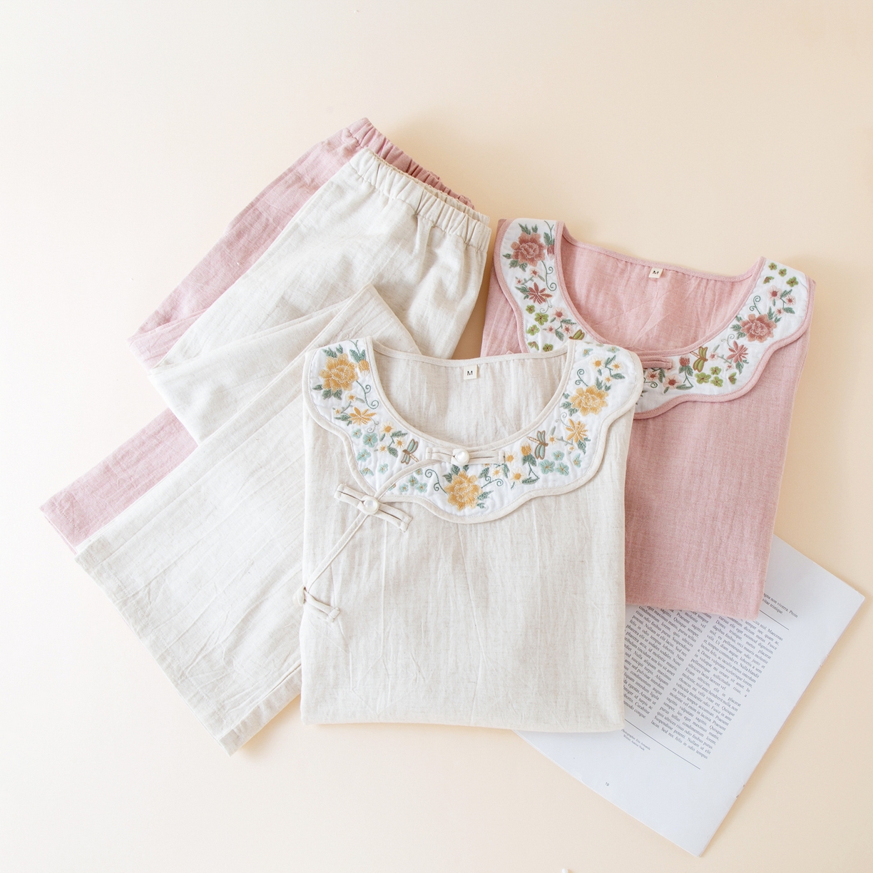 91家纺网 家纺一手货源 找家纺 （总）洛兰沙家居馆【只代发】【只代发】 2025新国风简约纯色重工绣花棉麻睡衣长袖春秋薄款女士家居服套装可外穿