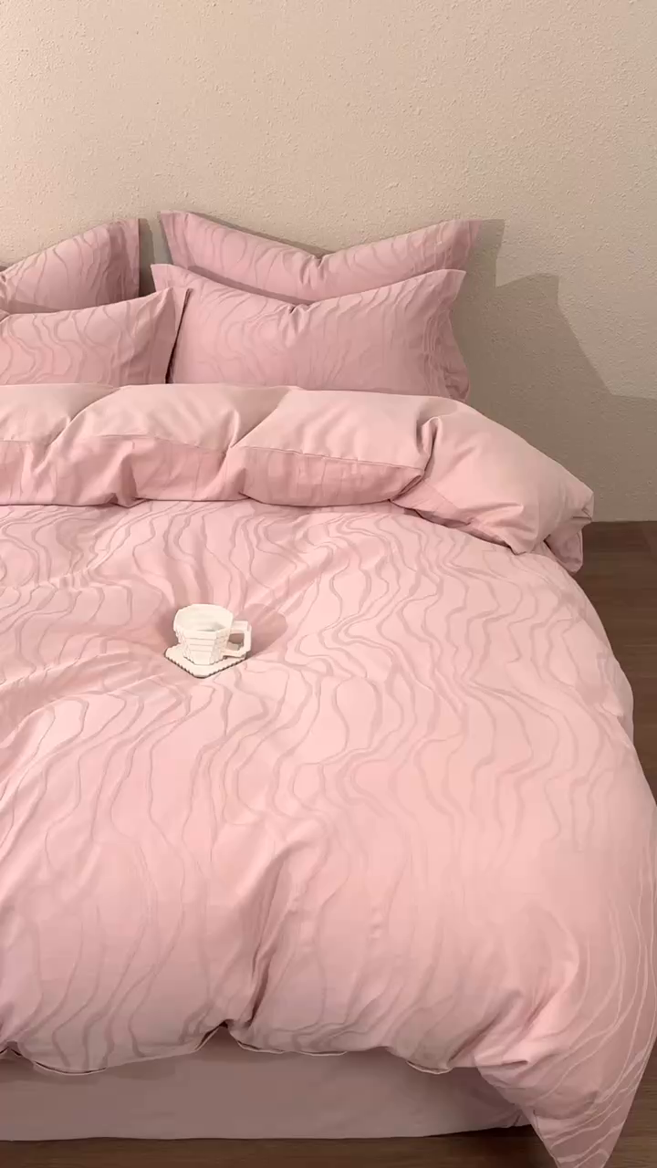 91家纺网 家纺一手货源 找家纺 顾家家居 2025新款全棉厚织提花四件套 卡曼--霞光