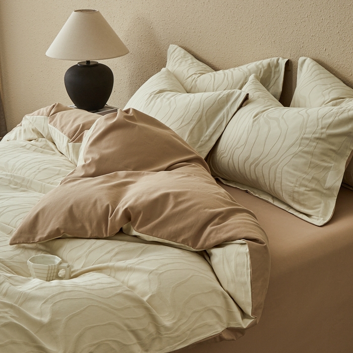 91家纺网 家纺一手货源 找家纺 顾家家居 2025新款全棉厚织提花四件套 卡曼--燕麦