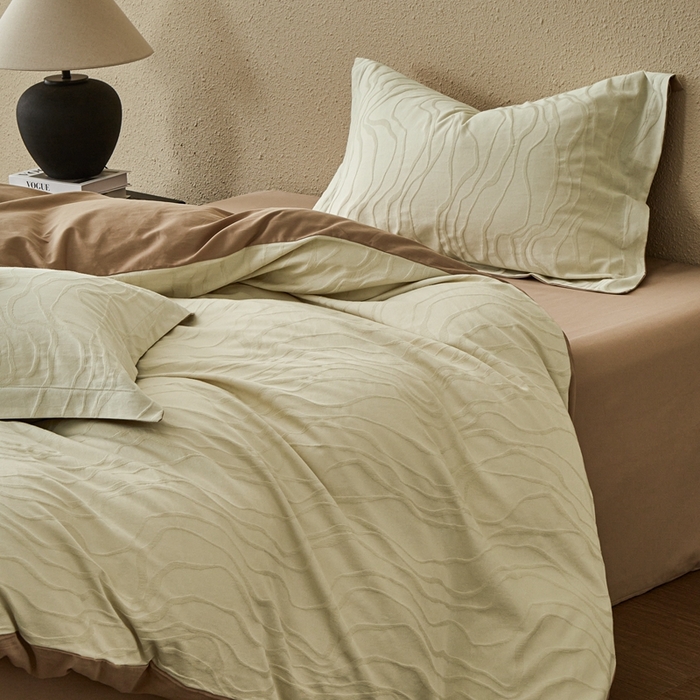 91家纺网 家纺一手货源 找家纺 顾家家居 2025新款全棉厚织提花四件套 卡曼--燕麦