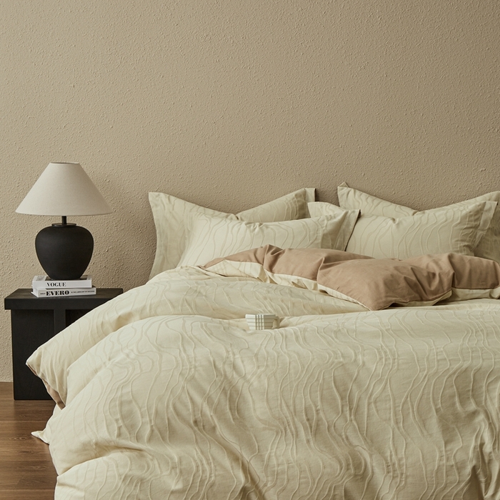 91家纺网 家纺一手货源 找家纺 顾家家居 2025新款全棉厚织提花四件套 卡曼--燕麦