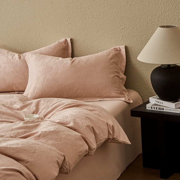 91家纺网 家纺一手货源 找家纺 顾家家居 2025新款全棉厚织提花四件套 月岛--霞光