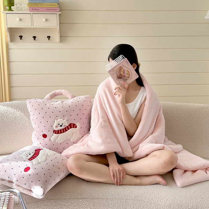 91家纺网 家纺一手货源 找家纺 （总）多米家居 2025新款抱枕被-围巾小狗系列