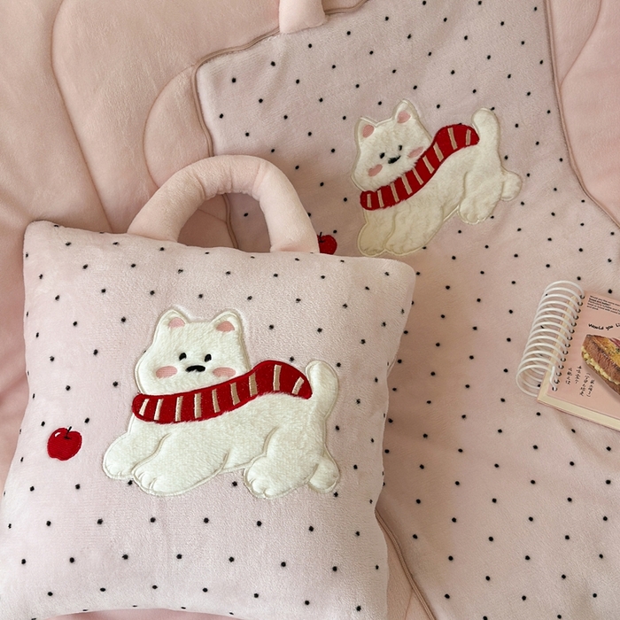 91家纺网 家纺一手货源 找家纺 多米家居 2025新款抱枕被-围巾小狗系列 围巾小狗-蜜桃奶霜