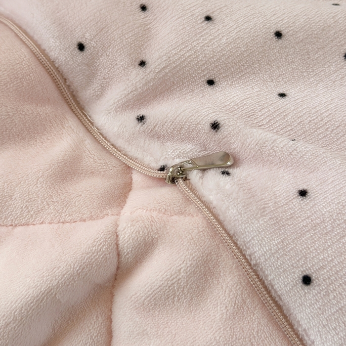 91家纺网 家纺一手货源 找家纺 多米家居 2025新款抱枕被-围巾小狗系列 围巾小狗-蜜桃奶霜