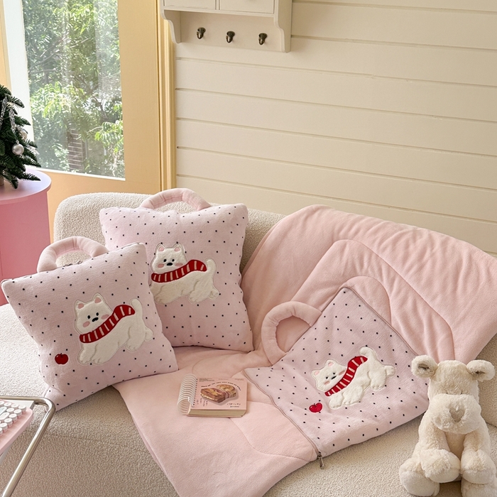 91家纺网 家纺一手货源 找家纺 多米家居 2025新款抱枕被-围巾小狗系列 围巾小狗-蜜桃奶霜