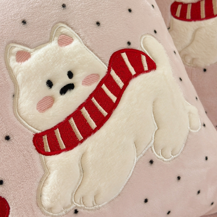 91家纺网 家纺一手货源 找家纺 多米家居 2025新款抱枕被-围巾小狗系列 围巾小狗-蜜桃奶霜