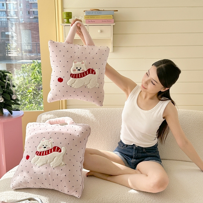 91家纺网 家纺一手货源 找家纺 多米家居 2025新款抱枕被-围巾小狗系列 围巾小狗-蜜桃奶霜