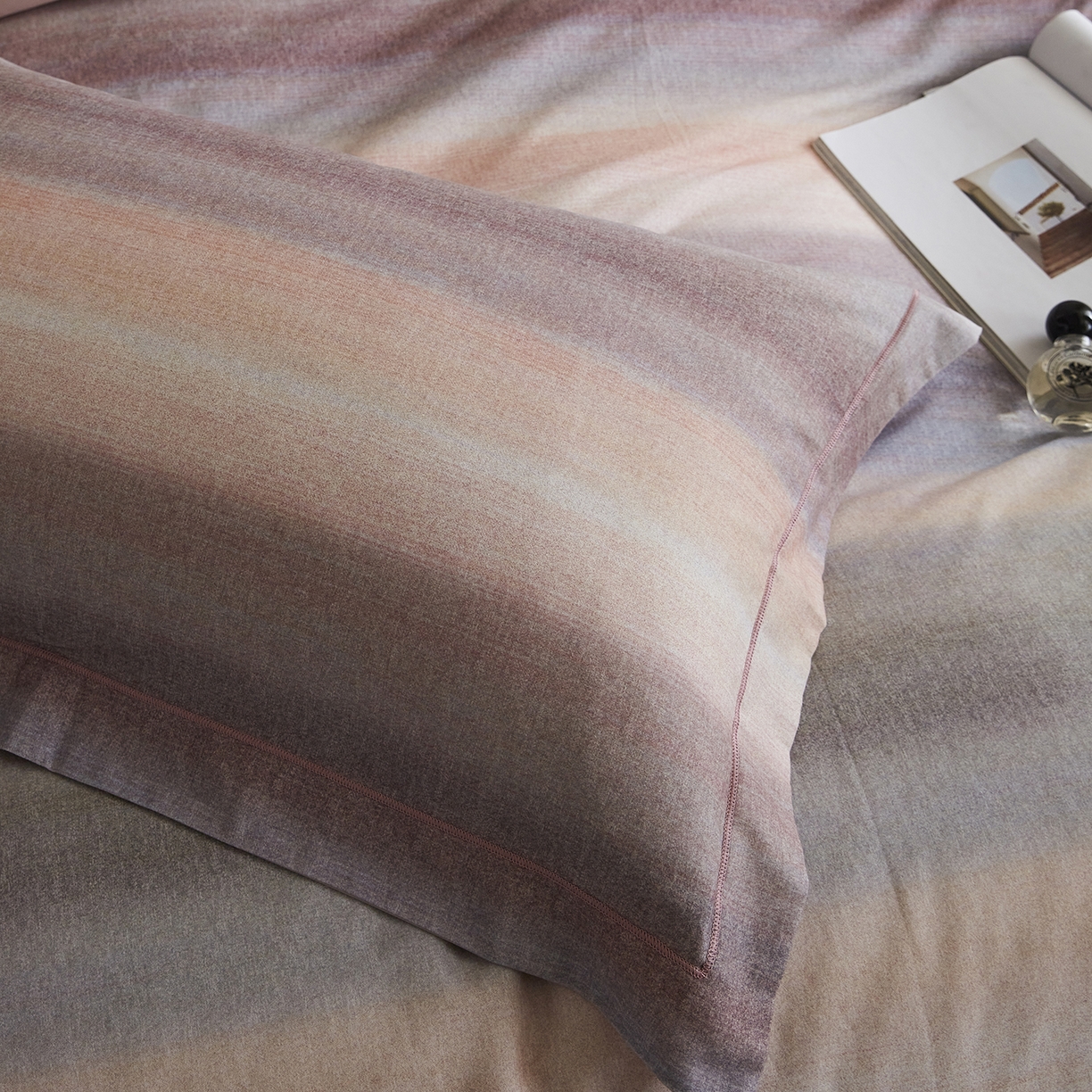 91家纺网 家纺一手货源 找家纺 XIWEN-希文家纺 2025秋冬新款全棉纯棉生态磨毛印花四件套 简希-豆沙