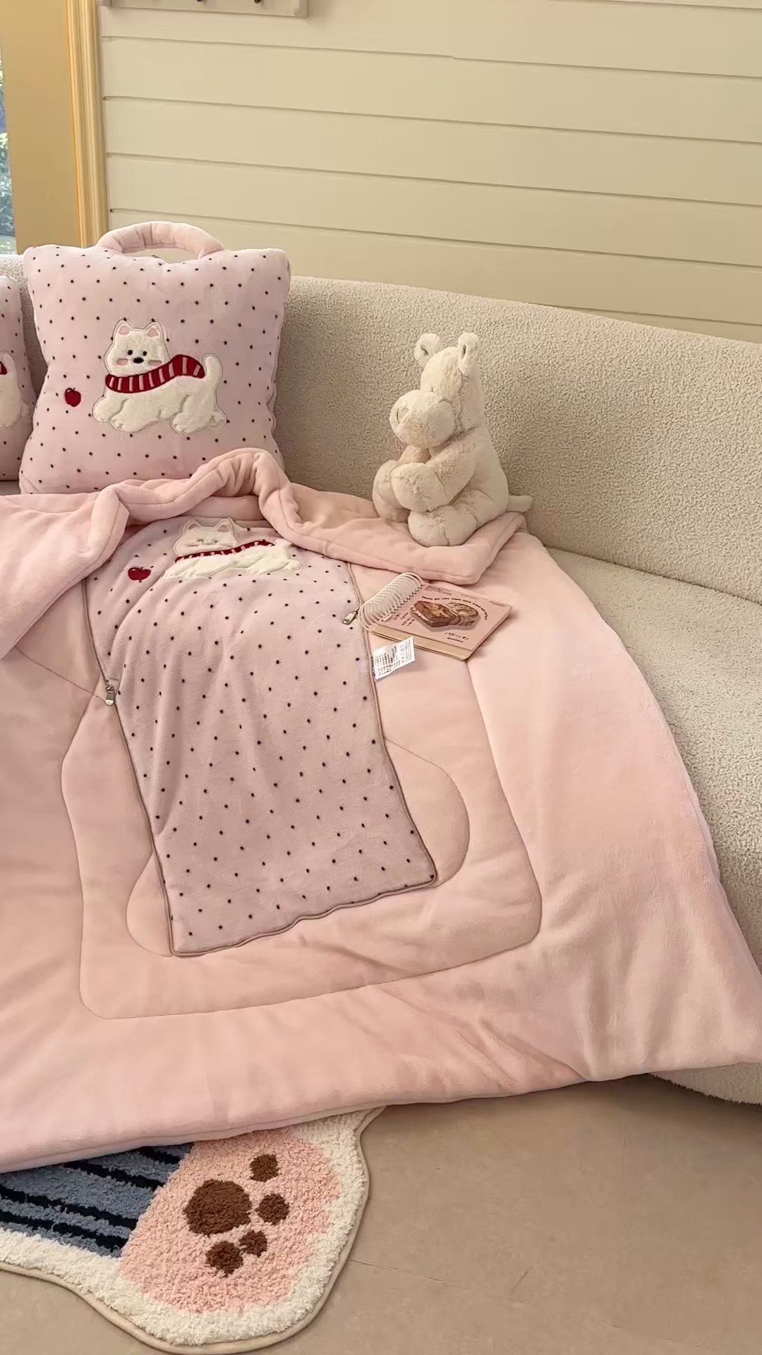 91家纺网 家纺一手货源 找家纺 多米家居 2025新款抱枕被-围巾小狗系列 围巾小狗-蜜桃奶霜