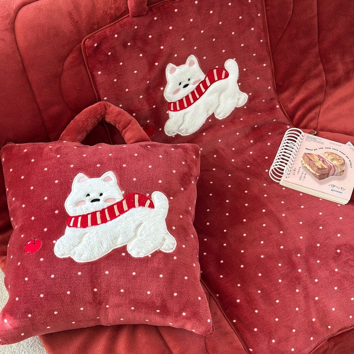 91家纺网 家纺一手货源 找家纺 多米家居 2025新款抱枕被-围巾小狗系列 围巾小狗-暖冬酒红