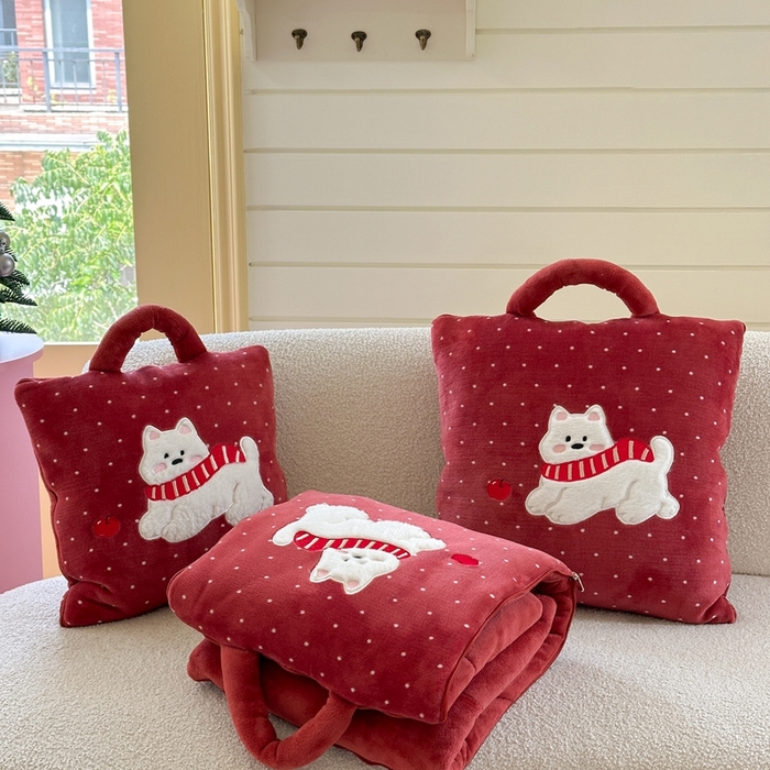 91家纺网 家纺一手货源 找家纺 多米家居 2025新款抱枕被-围巾小狗系列 围巾小狗-暖冬酒红