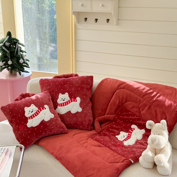 91家纺网 家纺一手货源 找家纺 多米家居 2025新款抱枕被-围巾小狗系列 围巾小狗-暖冬酒红