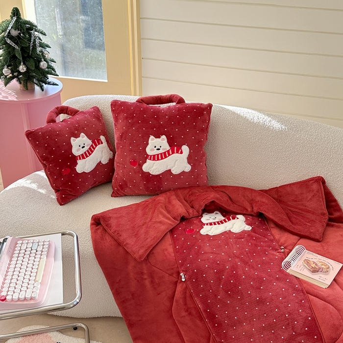 91家纺网 家纺一手货源 找家纺 多米家居 2025新款抱枕被-围巾小狗系列 围巾小狗-暖冬酒红