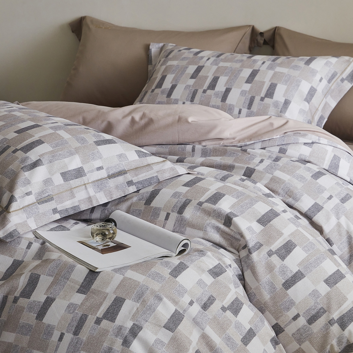 91家纺网 家纺一手货源 找家纺 XIWEN-希文家纺 2025秋冬新款全棉纯棉生态磨毛印花四件套 凌川咖