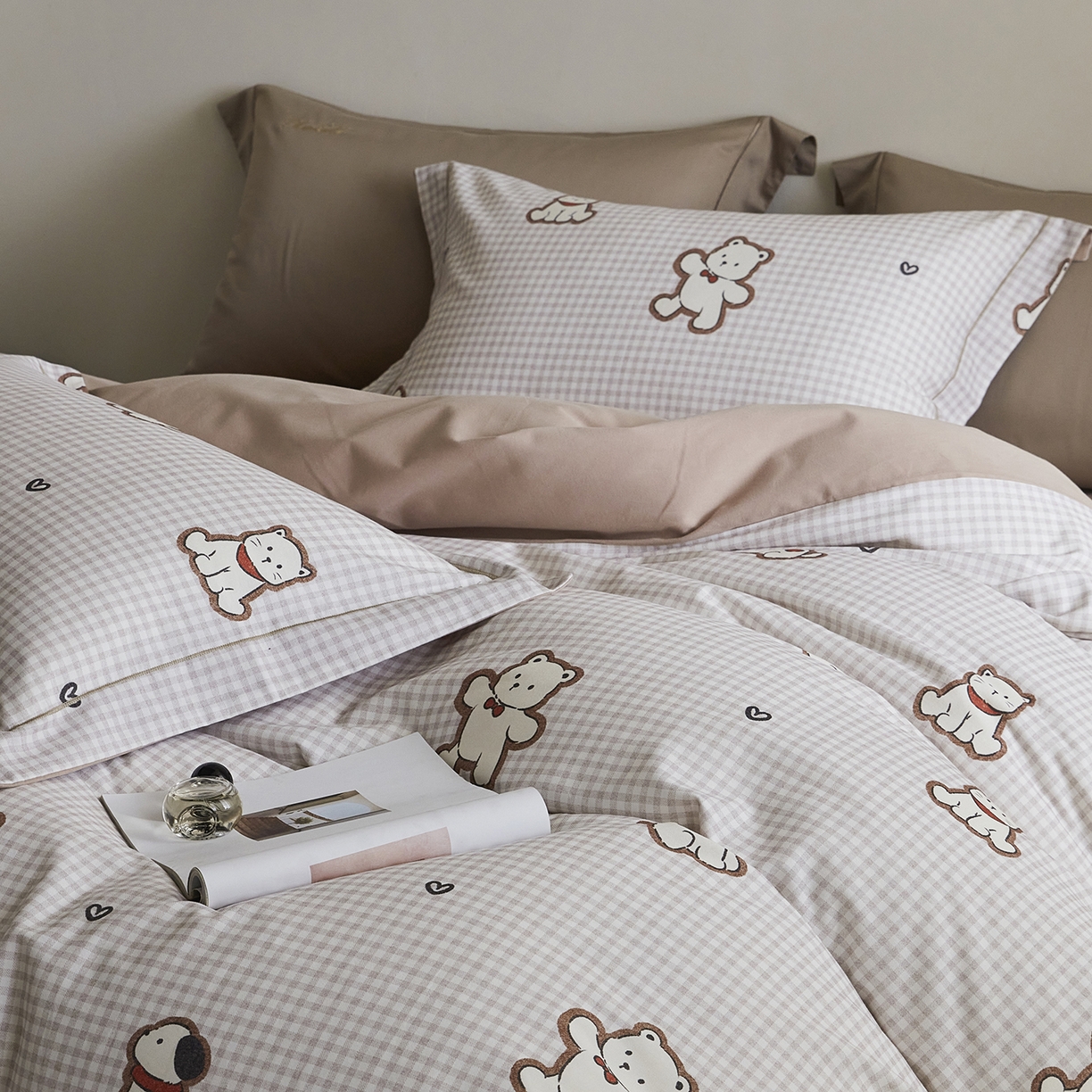 91家纺网 家纺一手货源 找家纺 XIWEN-希文家纺 2025秋冬新款全棉纯棉生态磨毛印花四件套 萌趣卡其