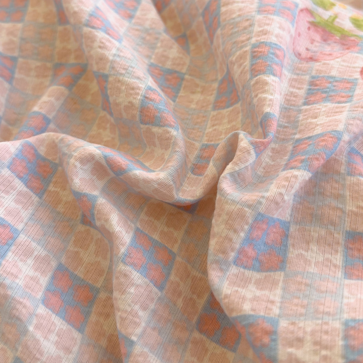 91家纺网 家纺一手货源 找家纺 弗苓家纺 2025新款A类云感有氧双层纱冬被被子被芯 草莓格