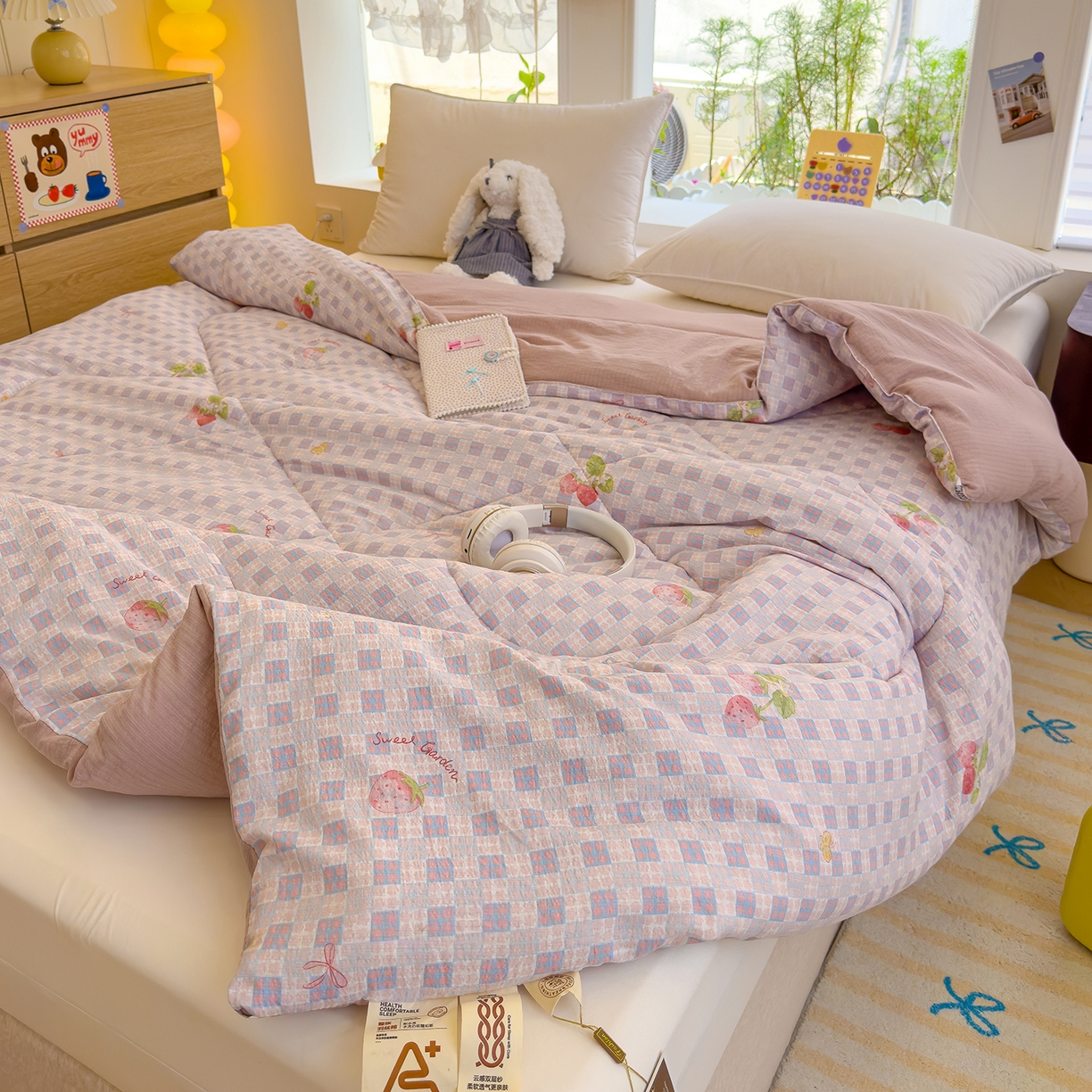 91家纺网 家纺一手货源 找家纺 弗苓家纺 2025新款A类云感有氧双层纱冬被被子被芯 草莓格