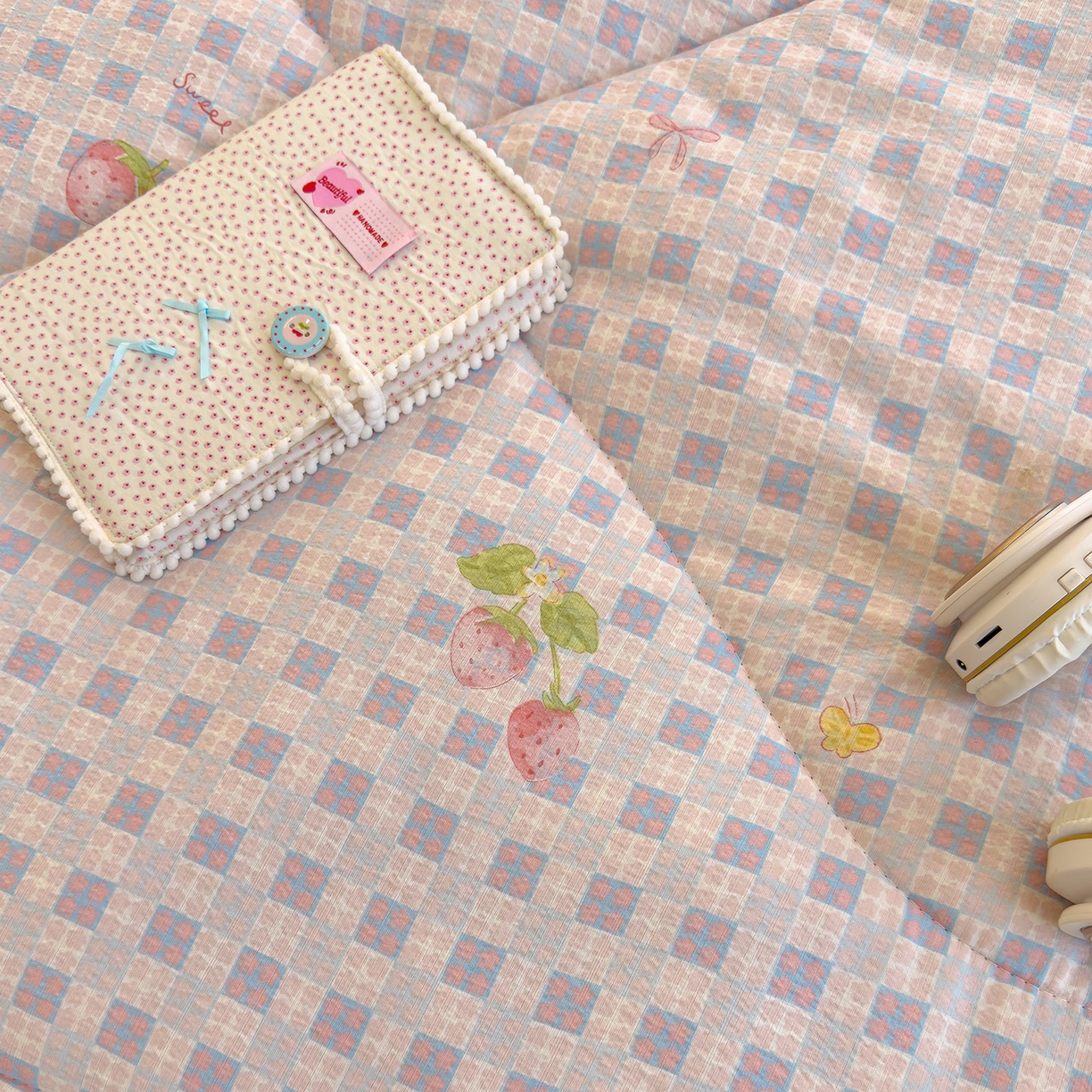 91家纺网 家纺一手货源 找家纺 弗苓家纺 2025新款A类云感有氧双层纱冬被被子被芯 草莓格