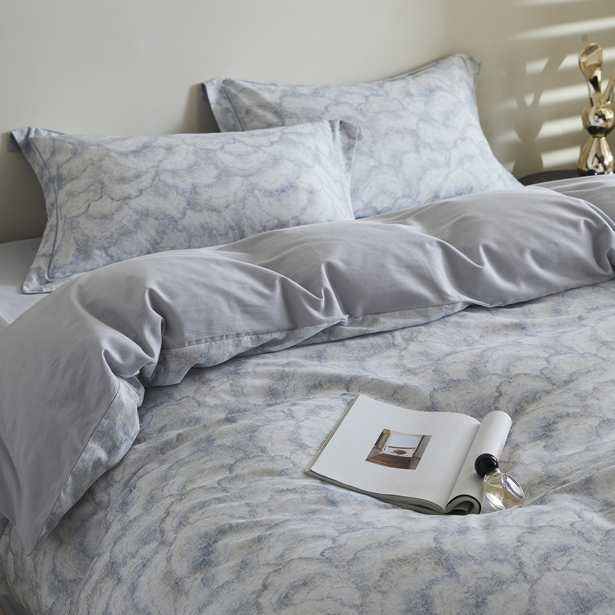 91家纺网 家纺一手货源 找家纺 XIWEN-希文家纺 2025秋冬新款全棉纯棉生态磨毛印花四件套 雾林浅灰