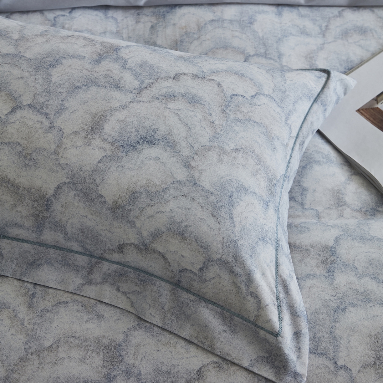 91家纺网 家纺一手货源 找家纺 XIWEN-希文家纺 2025秋冬新款全棉纯棉生态磨毛印花四件套 雾林浅灰