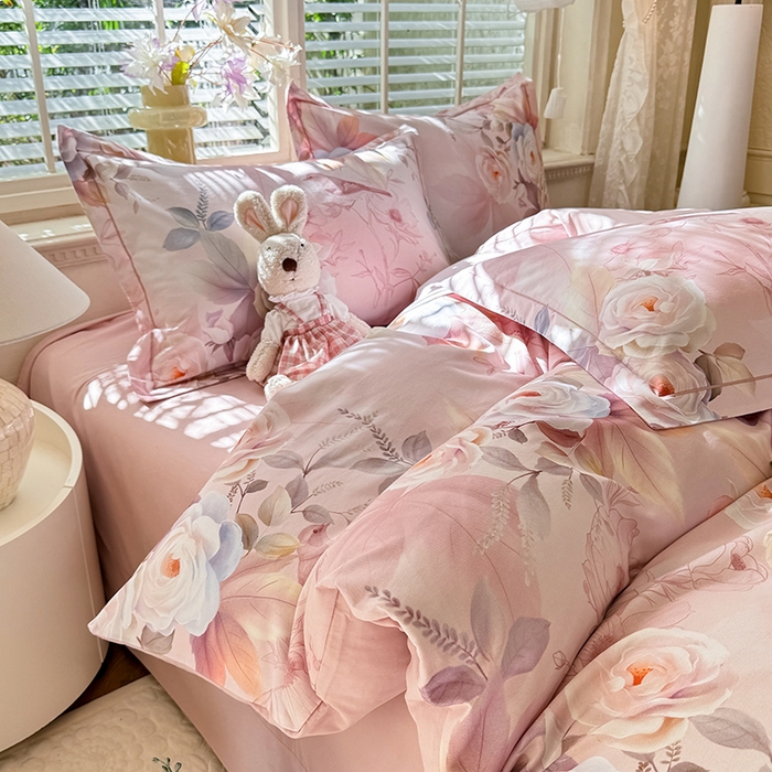 91家纺网 家纺一手货源 找家纺 巧玲珑 2025新款100%数码印花生态AB版四件套 春熙