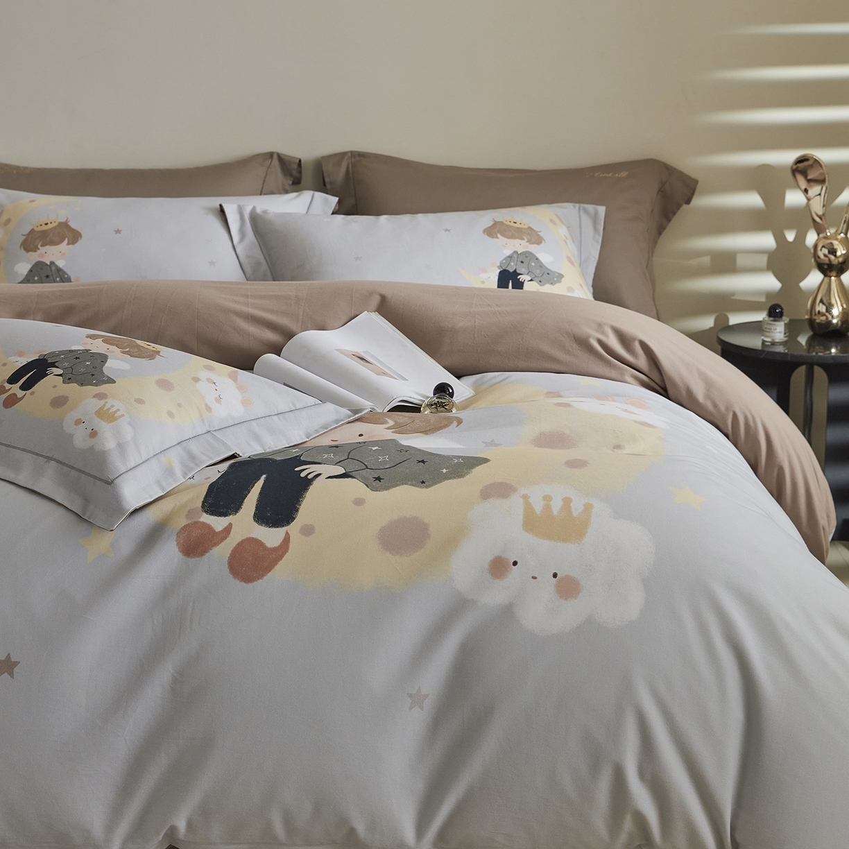 91家纺网 家纺一手货源 找家纺 XIWEN-希文家纺 2025秋冬新款全棉纯棉生态磨毛印花四件套 小王子-灰