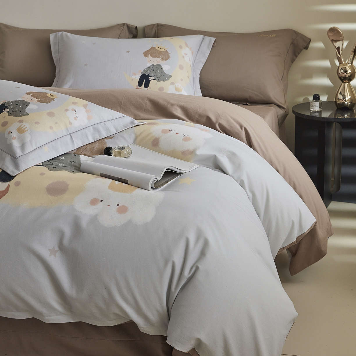 91家纺网 家纺一手货源 找家纺 XIWEN-希文家纺 2025秋冬新款全棉纯棉生态磨毛印花四件套 小王子-灰