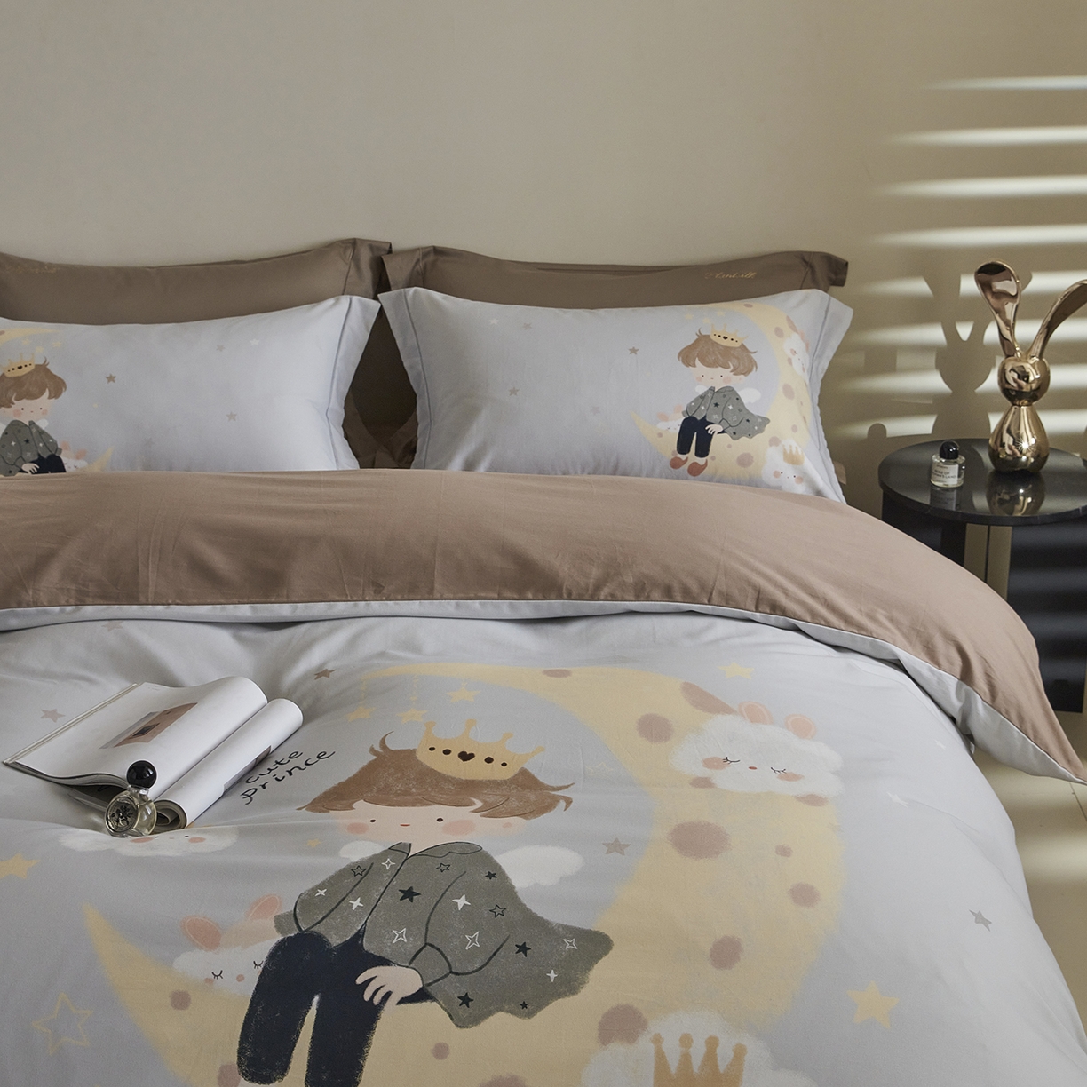 91家纺网 家纺一手货源 找家纺 XIWEN-希文家纺 2025秋冬新款全棉纯棉生态磨毛印花四件套 小王子-灰