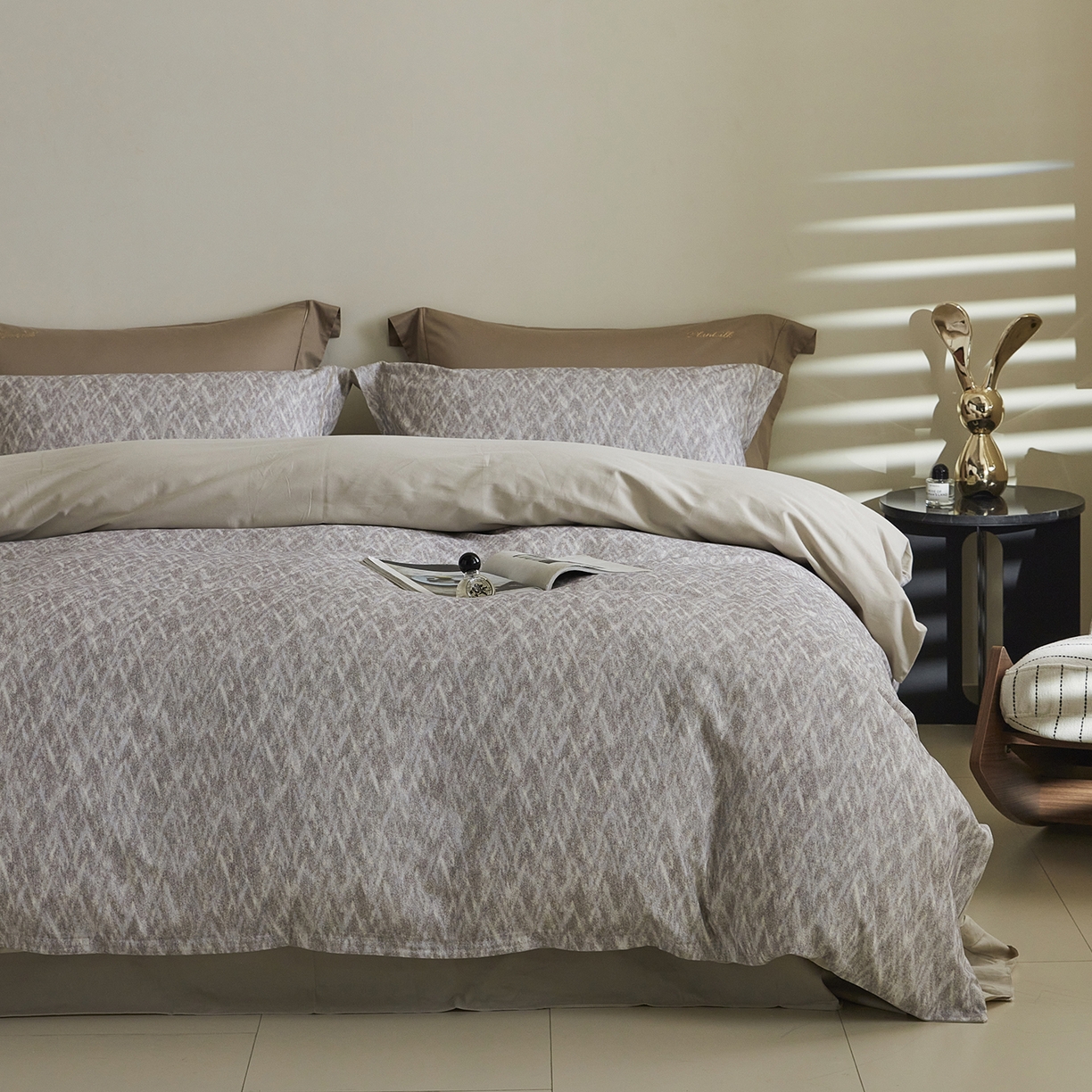 91家纺网 家纺一手货源 找家纺 XIWEN-希文家纺 2025秋冬新款全棉纯棉生态磨毛印花四件套 星辰-灰