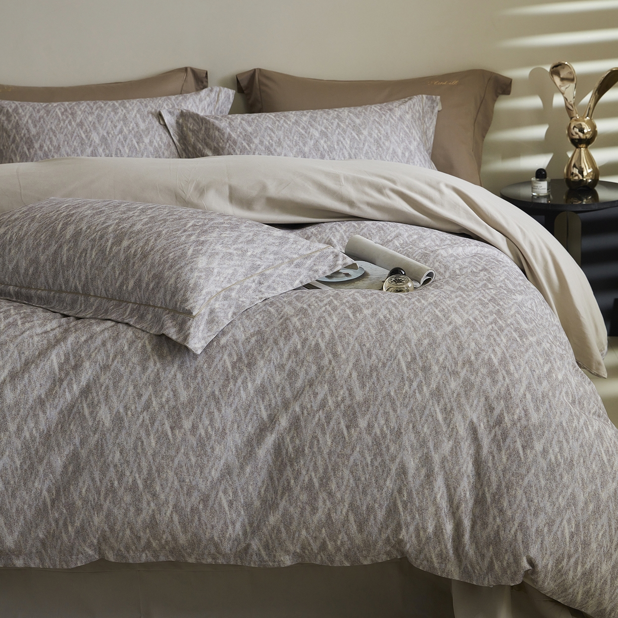 91家纺网 家纺一手货源 找家纺 XIWEN-希文家纺 2025秋冬新款全棉纯棉生态磨毛印花四件套 星辰-灰