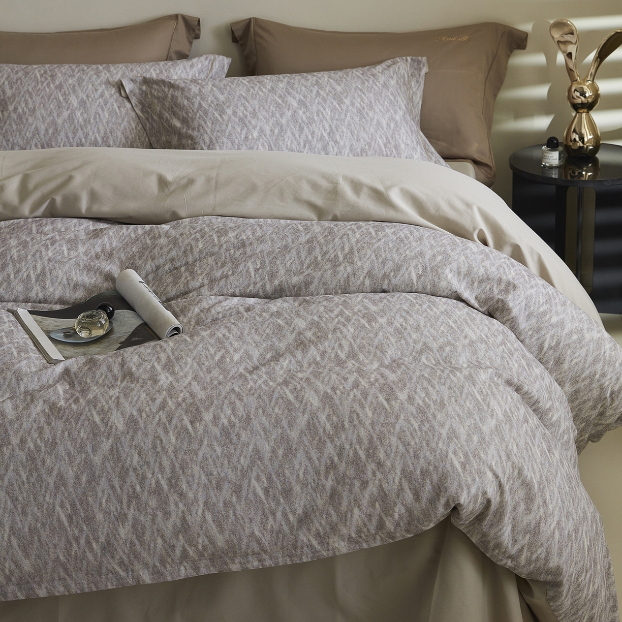 91家纺网 家纺一手货源 找家纺 XIWEN-希文家纺 2025秋冬新款全棉纯棉生态磨毛印花四件套 星辰-灰