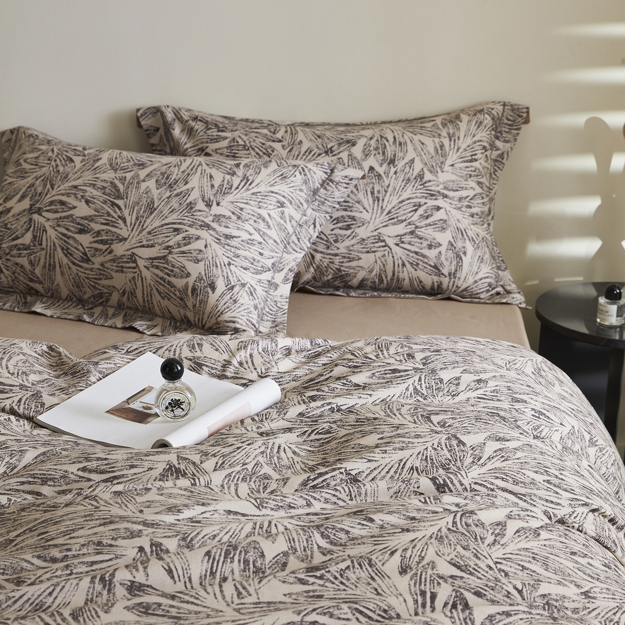 91家纺网 家纺一手货源 找家纺 XIWEN-希文家纺 2025秋冬新款全棉纯棉生态磨毛印花四件套 雅集卡其