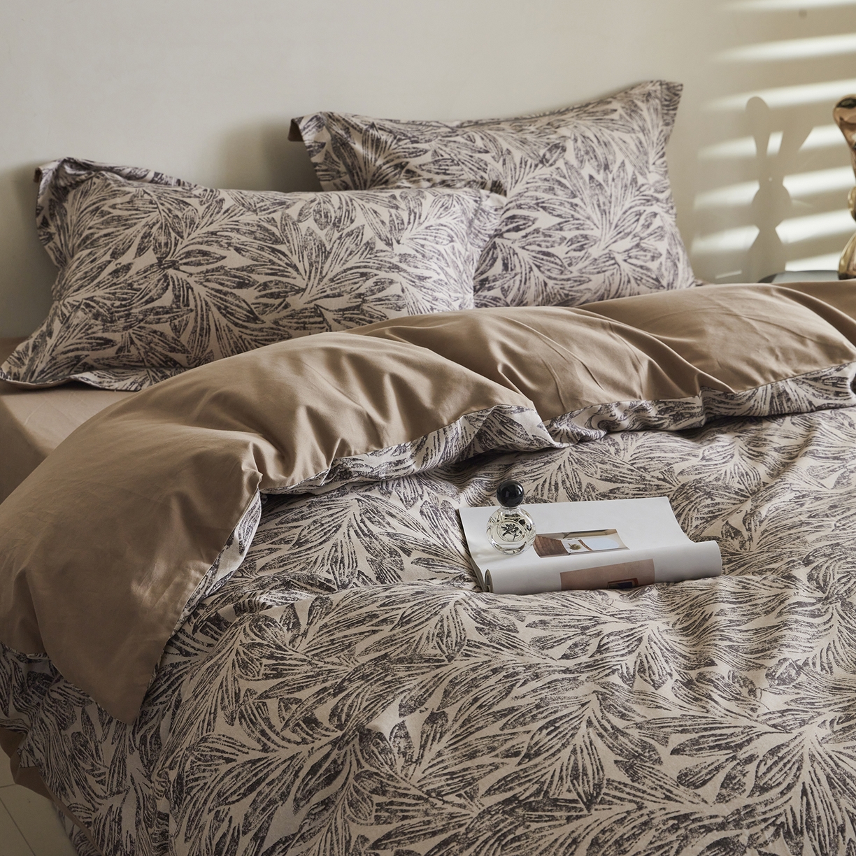 91家纺网 家纺一手货源 找家纺 XIWEN-希文家纺 2025秋冬新款全棉纯棉生态磨毛印花四件套 雅集卡其