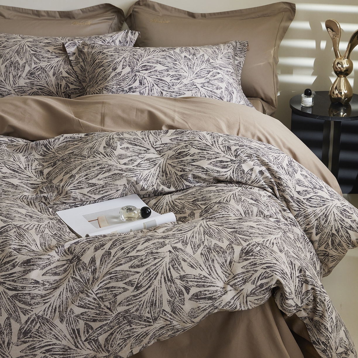 91家纺网 家纺一手货源 找家纺 XIWEN-希文家纺 2025秋冬新款全棉纯棉生态磨毛印花四件套 雅集卡其