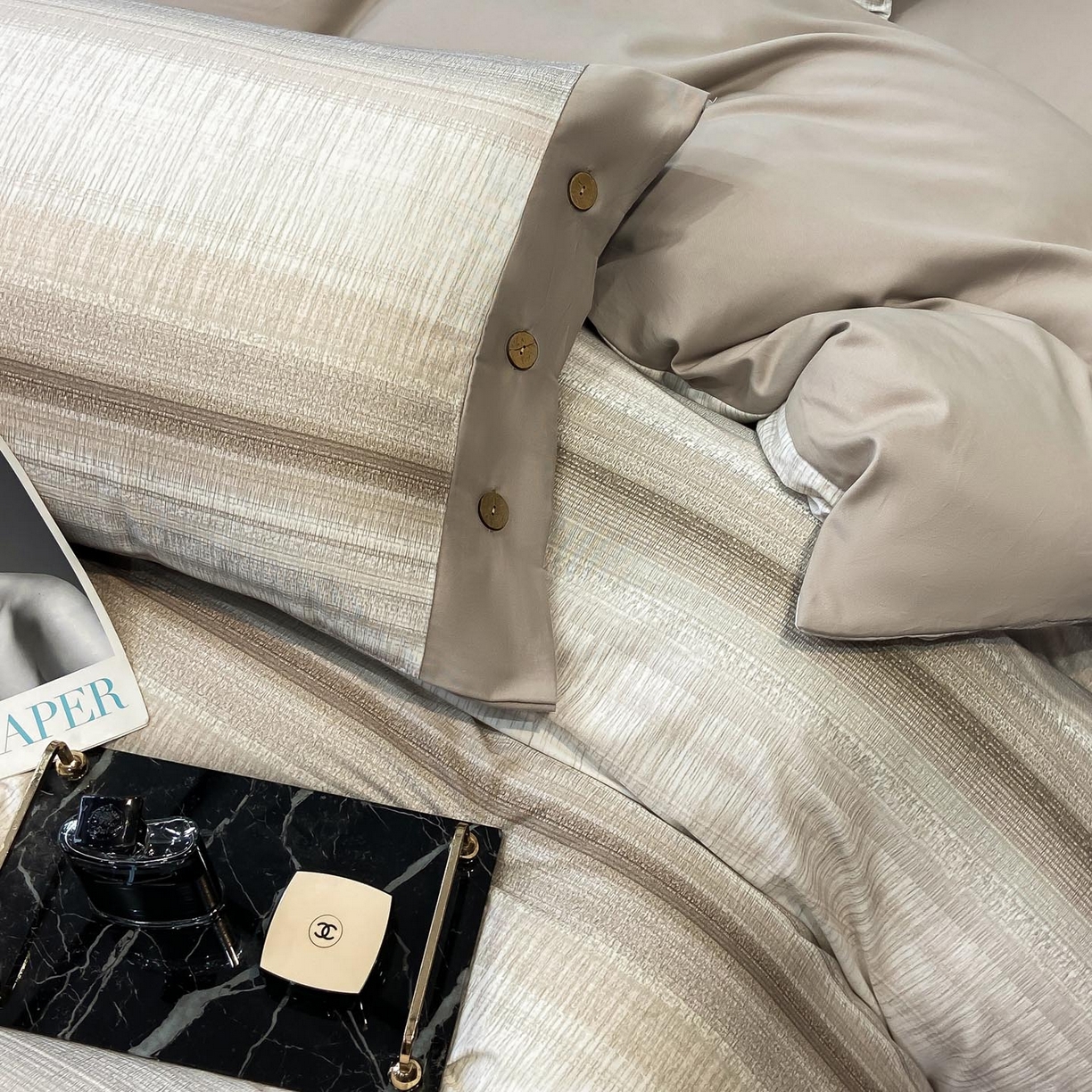 91家纺网 家纺一手货源 找家纺 宜家坊 2025新款全棉轻奢加厚磨毛纽扣款四件套 光遇-咖