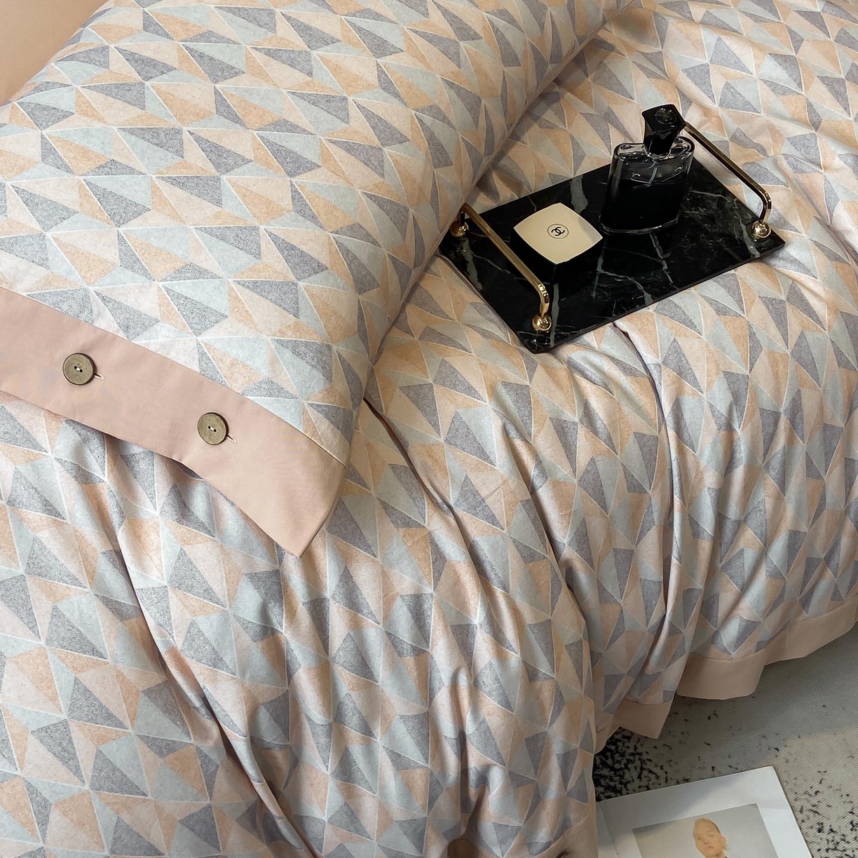 91家纺网 家纺一手货源 找家纺 宜家坊 2025新款全棉轻奢加厚磨毛纽扣款四件套 知凡