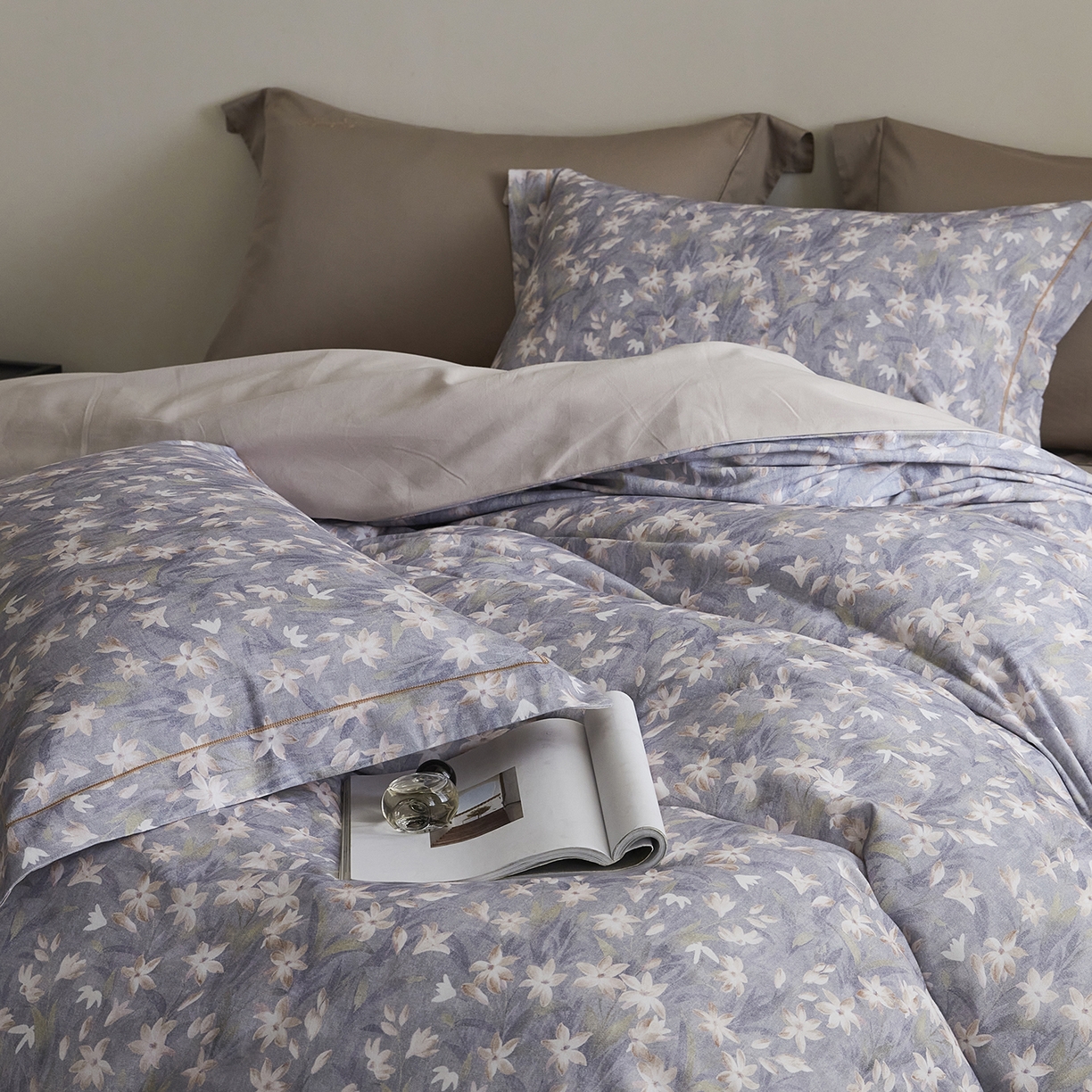 91家纺网 家纺一手货源 找家纺 XIWEN-希文家纺 2025秋冬新款全棉纯棉生态磨毛印花四件套 雨晴-灰